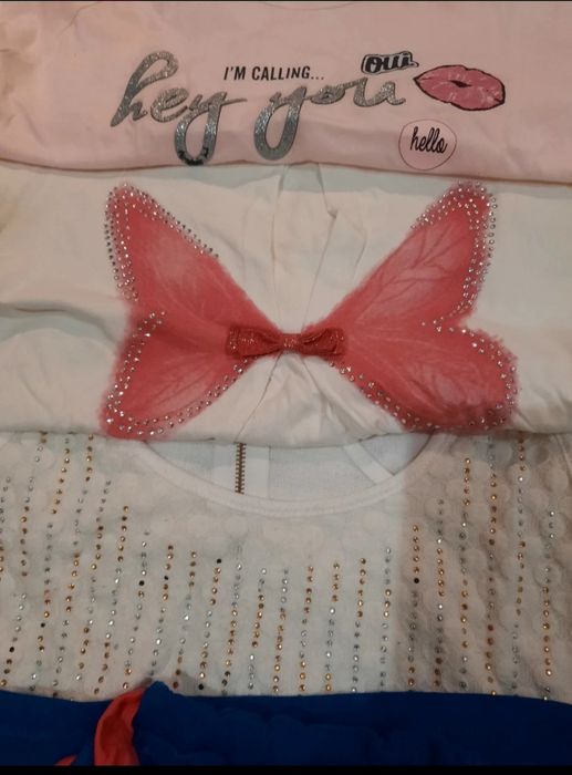 Sete t-shirts = 7,00€. A idade mais aproximada é 13 anos