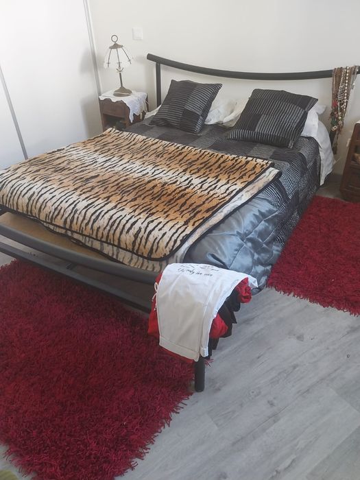 Cama em ferro e duas mesinhas de cabeceira