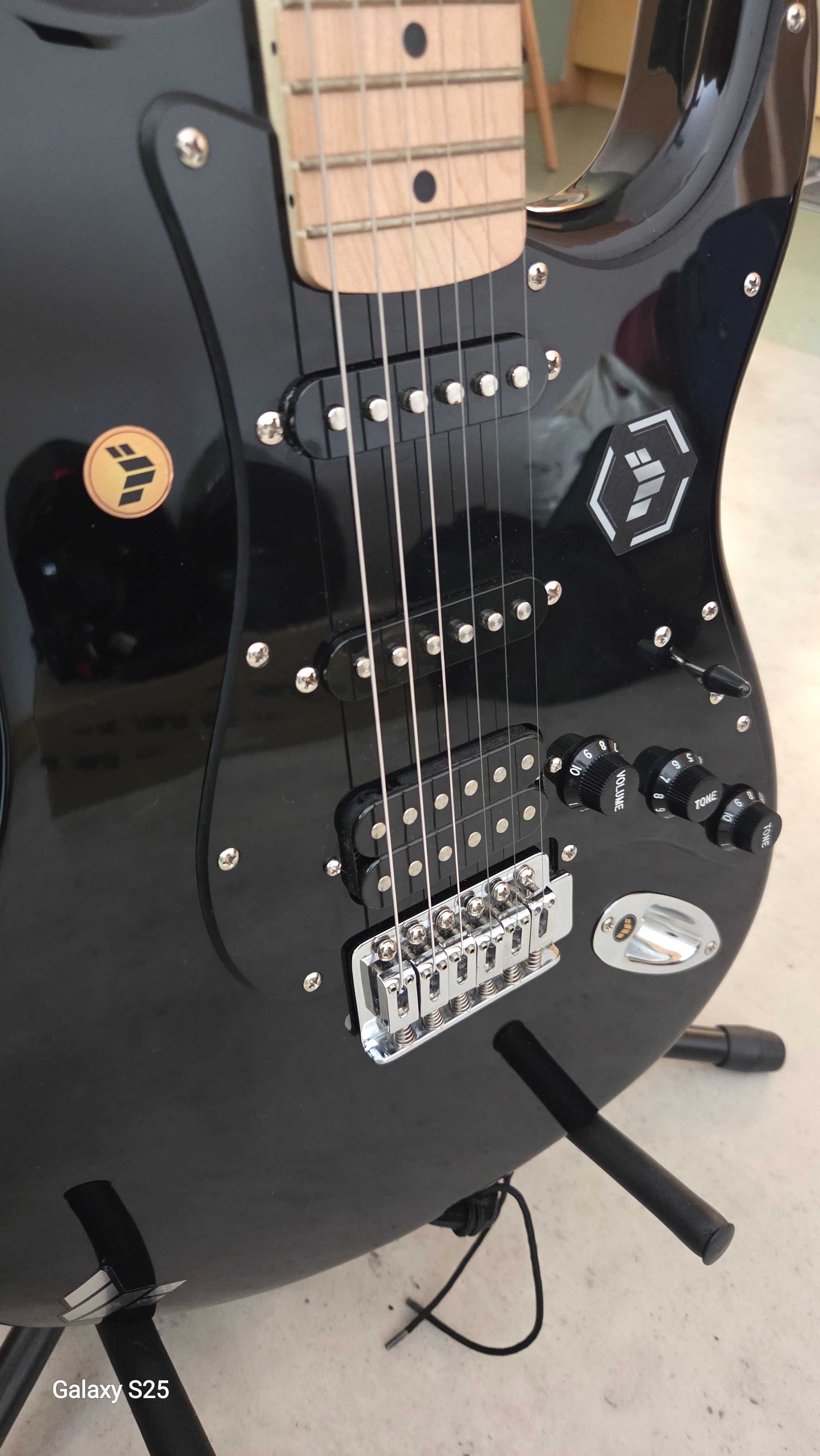 Guitarra Squier by Fender Sonic Strat HSS MN