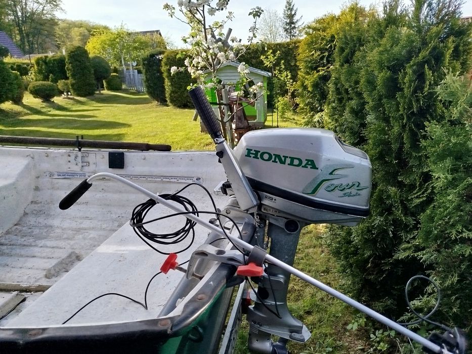 Łódka wędkarska z silnikiem spalinowym