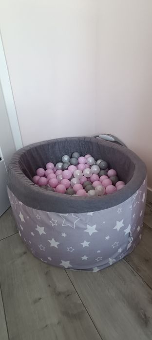 Suchy basen z kulkami dla dzieci