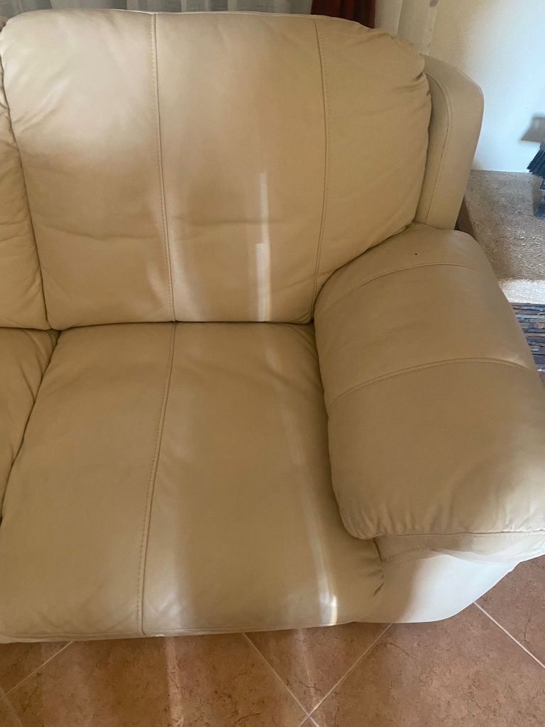 Sofá de três lugares