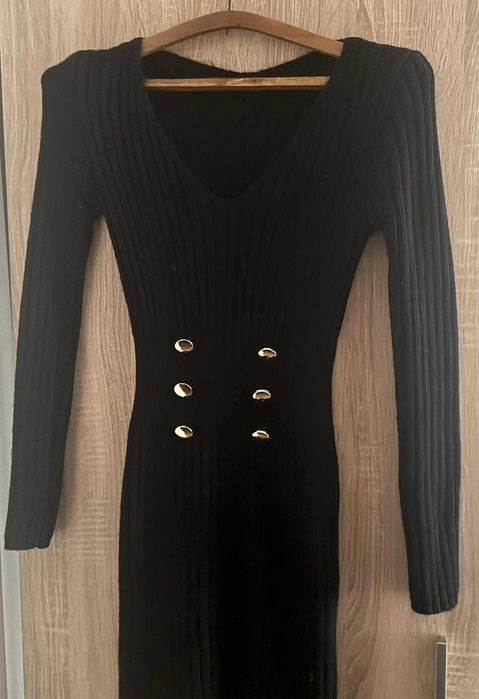 Czarna prążkowana sukienka sweterkowa z guzikami rozmiar S-M