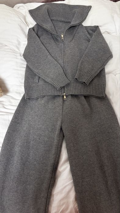 Костюм сірий на дівчинку ,розмір 140