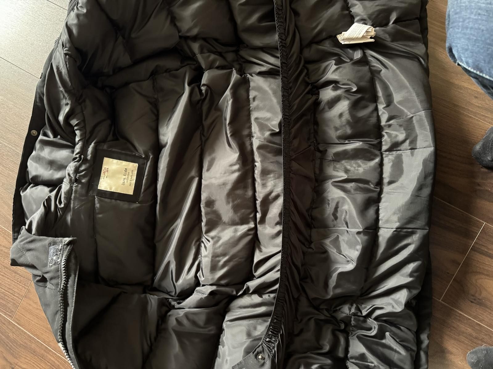 Куртка Зара б/у черная; теплая ;Zara,на мальчика.стильная .зимняя.тепл