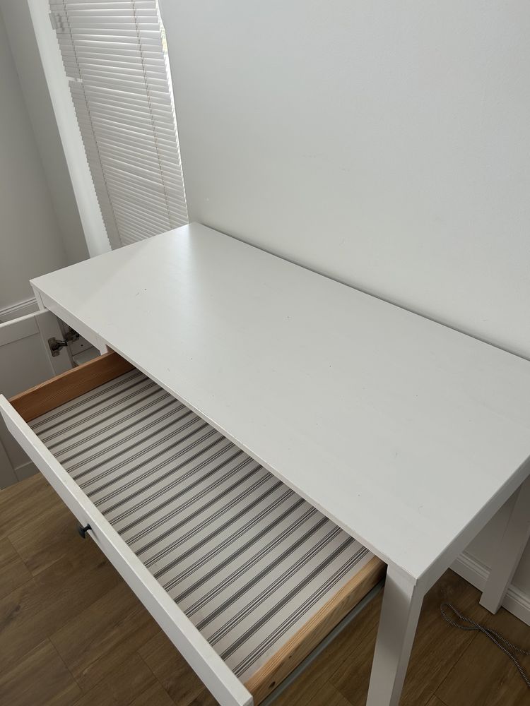 Białe biurko ikea