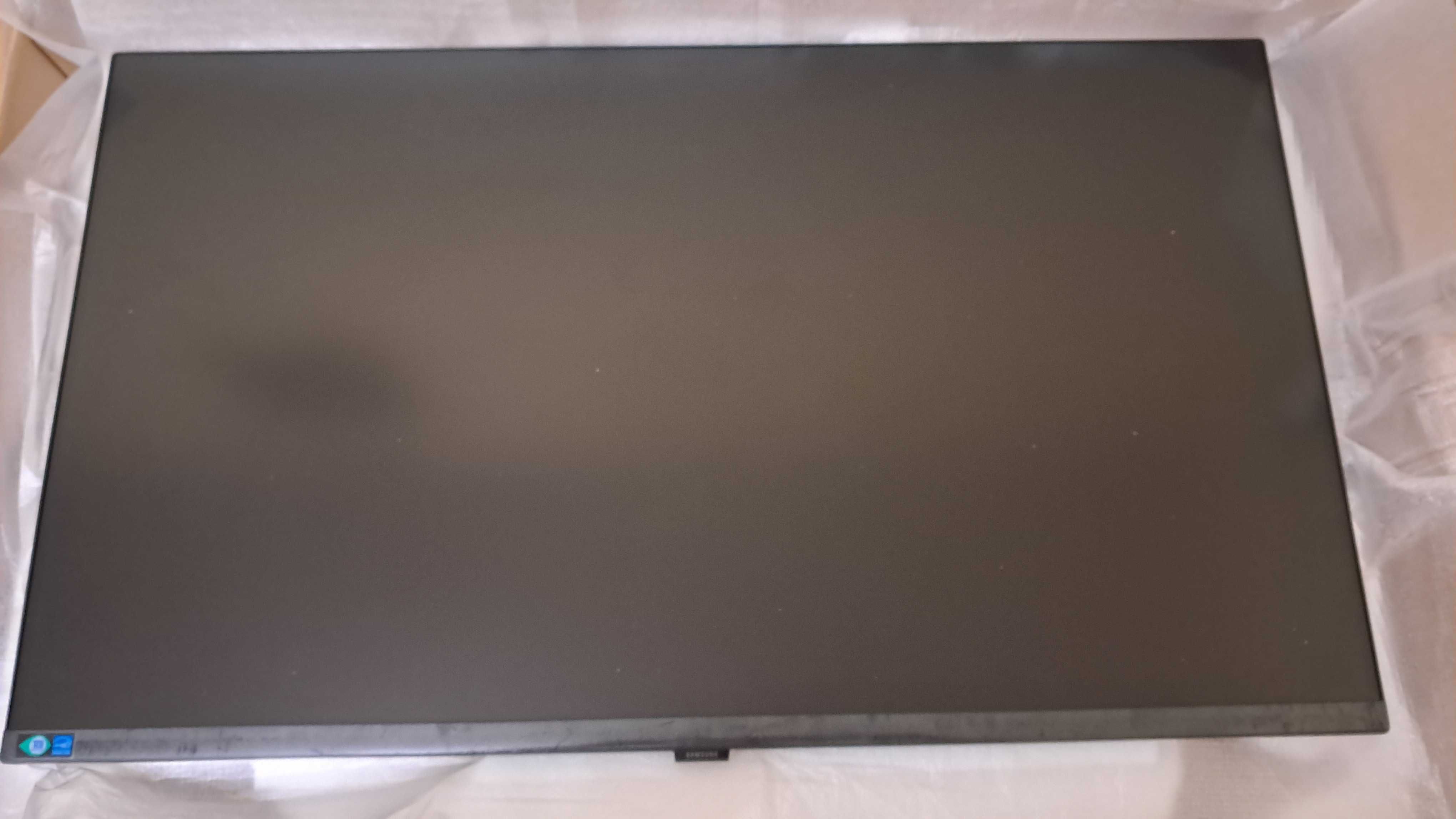 Монітор/Monitor SAMSUNG 32'' ViewFinity S7 (LS32D700EAUXEN)