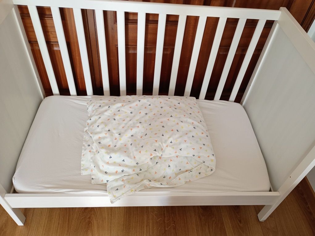 Berço Ikea Sundvik + colchão + roupa de cama