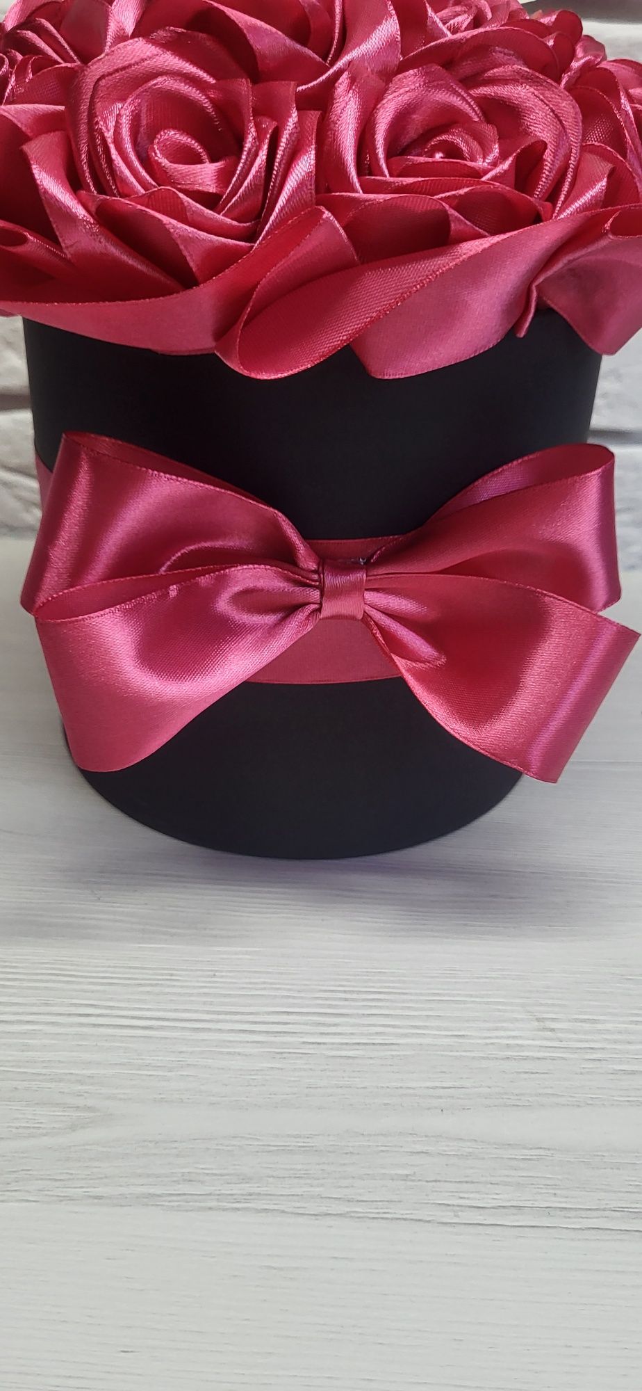 Flower box, bukiet z wiecznych róż ze wstążki na dzień mamy, urodziny