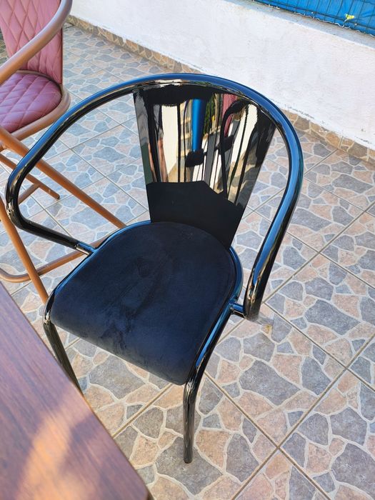 Vendo mesa de exterior com tampo em madeira e estrutura metálica