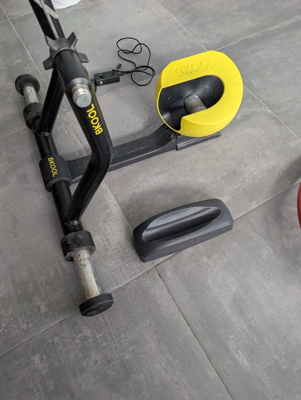 Rolo de treino Bkool Smart Pro 2 com roda e cassete incluído