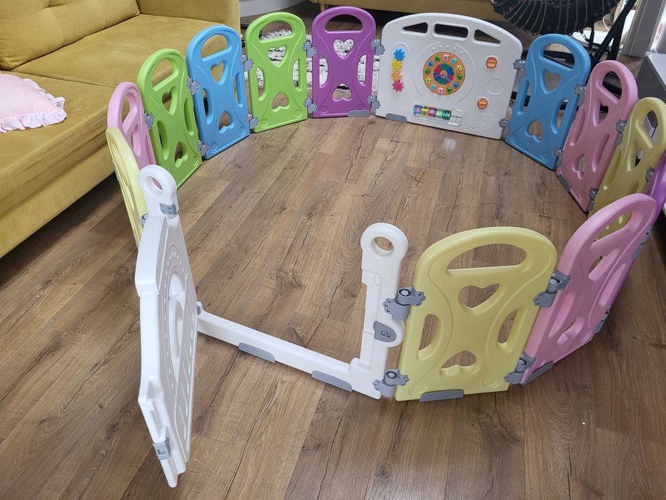 KOJEC dla dziecka plastikowy kolorowy z bramką