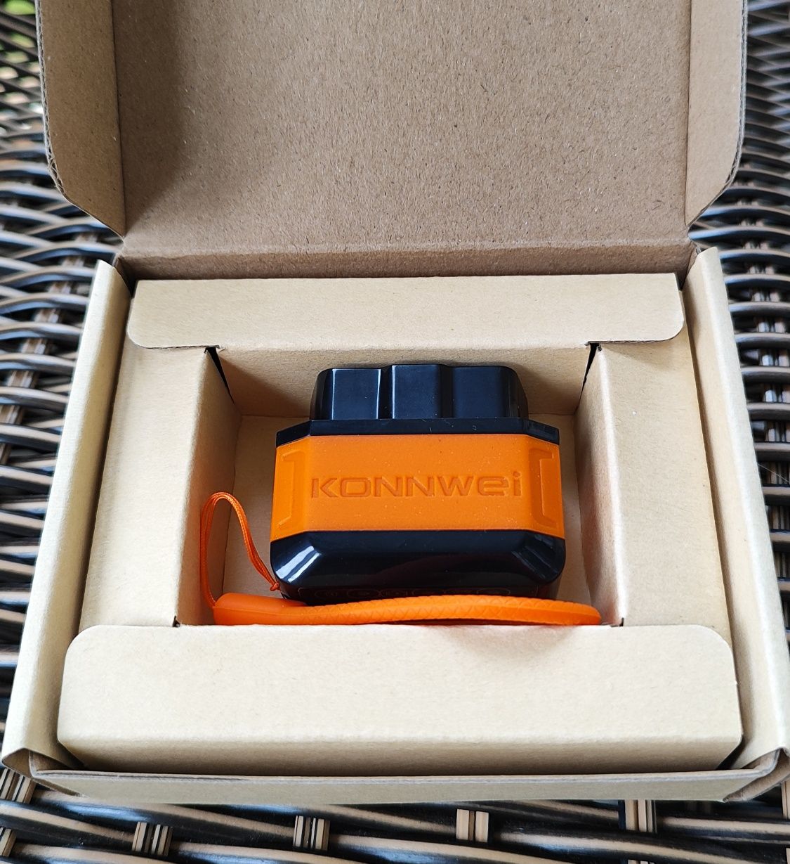 Діагностичний Bluetooth OBD2 сканер ELM327 KONNWEI KW906