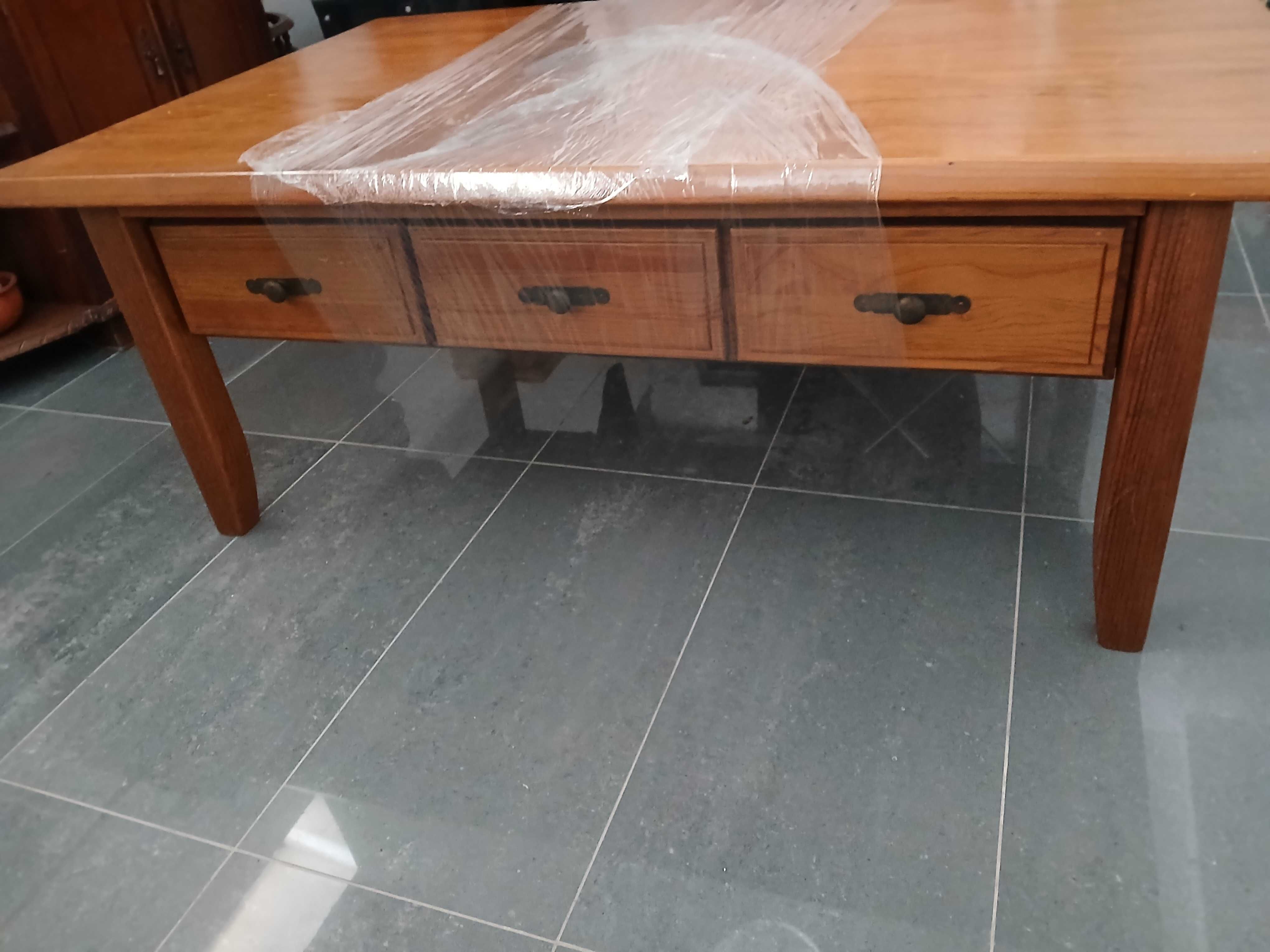 Mesa em madeira maciça, estimada, bom estado, original, para desocupar