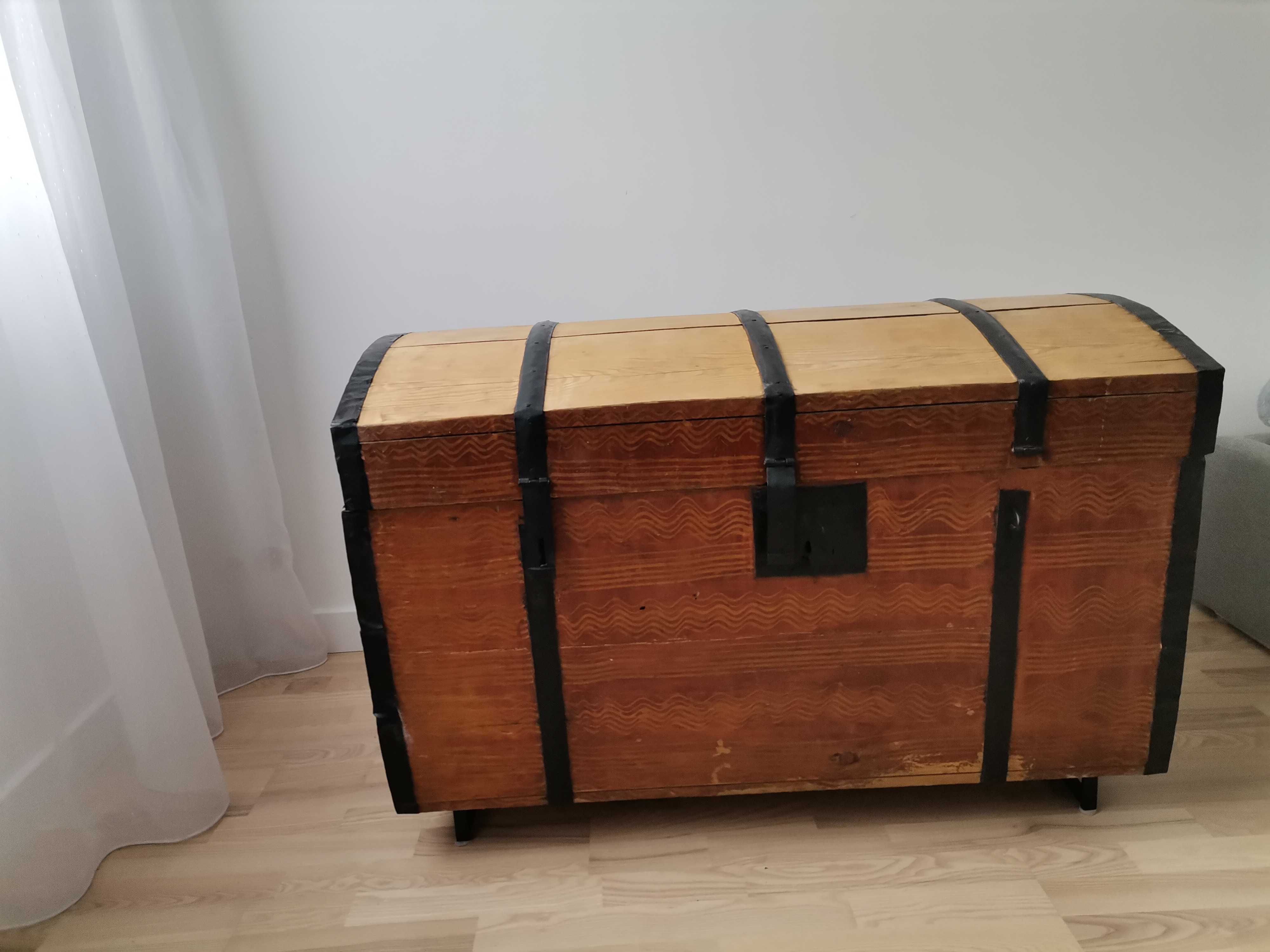 Drewniany kufer z metalowymi okuciami