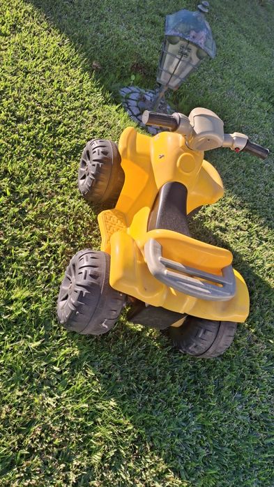 Brinquedo de criança para ser puxado com os pés.