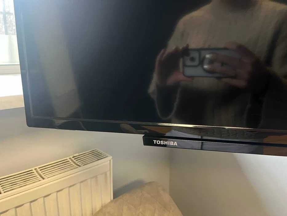 Telewizor toshiba z wysięgnikiem