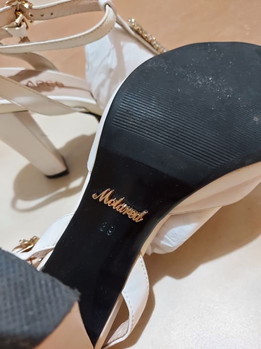 Białe sandały na wysokim obcasie