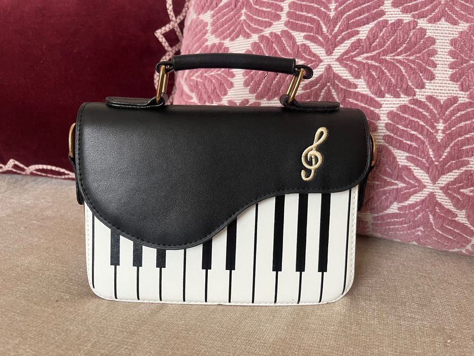 Carteira em forma de piano