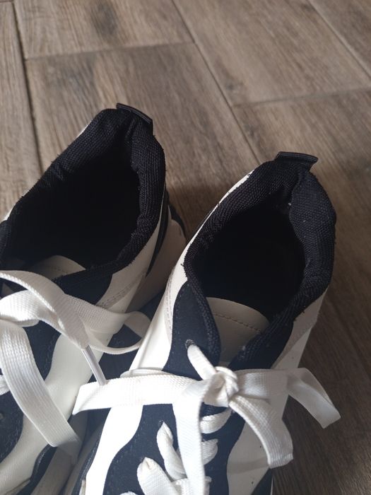 Кросівки жіночі 37 розміру