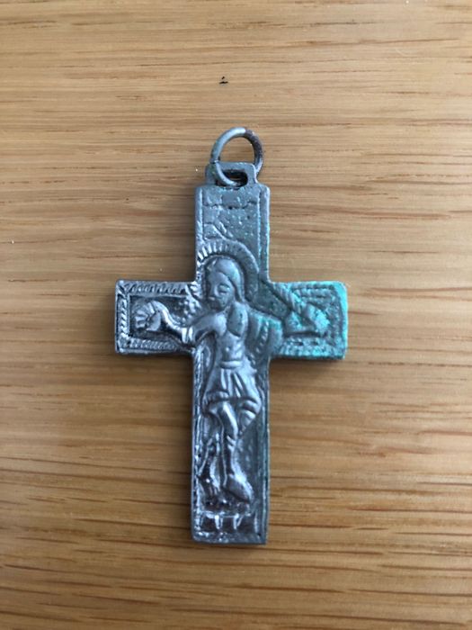 Krzyż krzyżyk do zawieszenia na łańcuszku Vintage