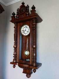 Stary zegar ścienny po renowacji.