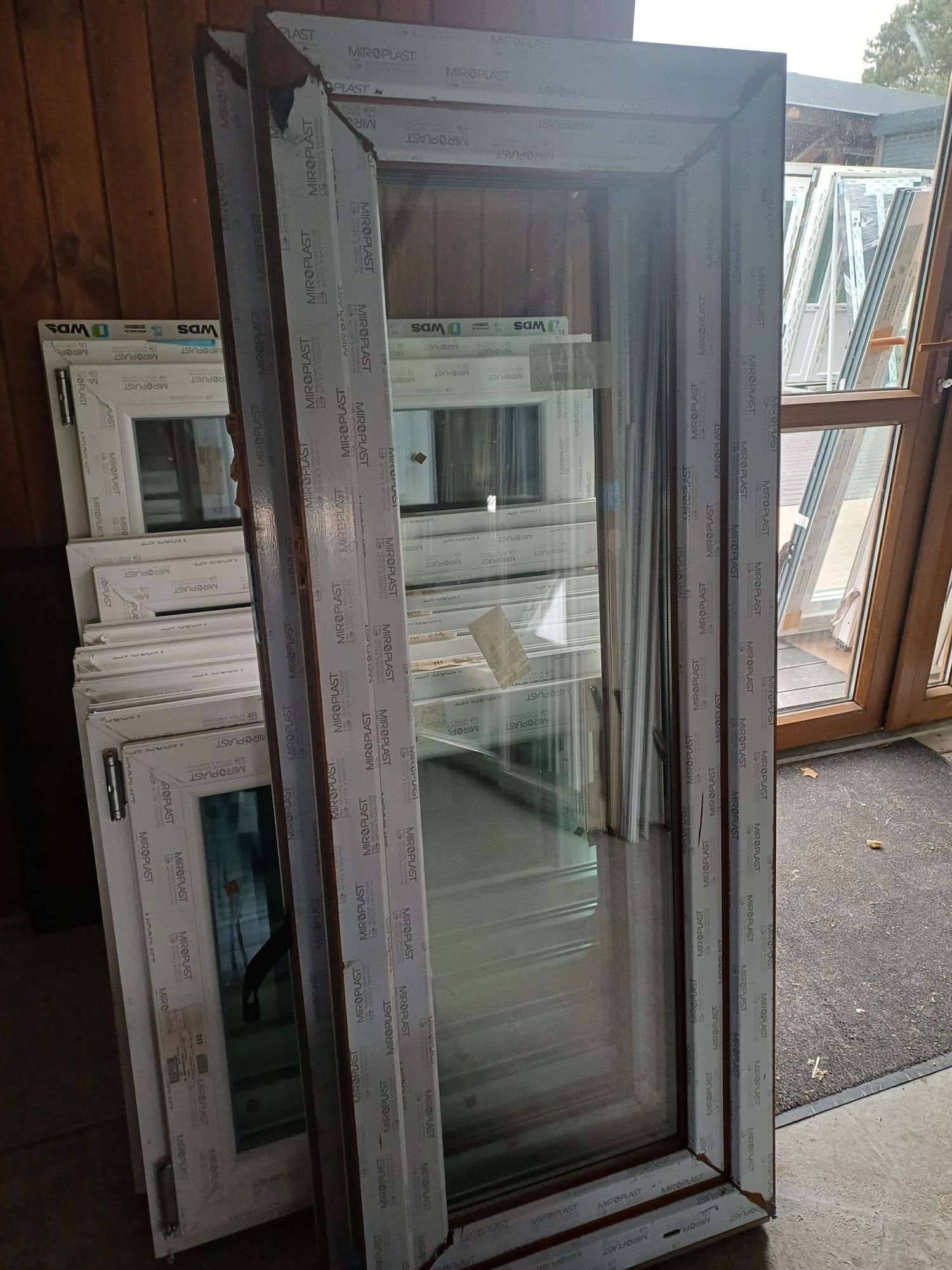 Okno pcv 55 x140 trzyszybowe antracyt /złoty dąb