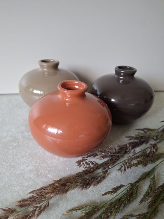 Zestaw 3 ceramicznych wazoników w stylu japandi – ziemiste tony