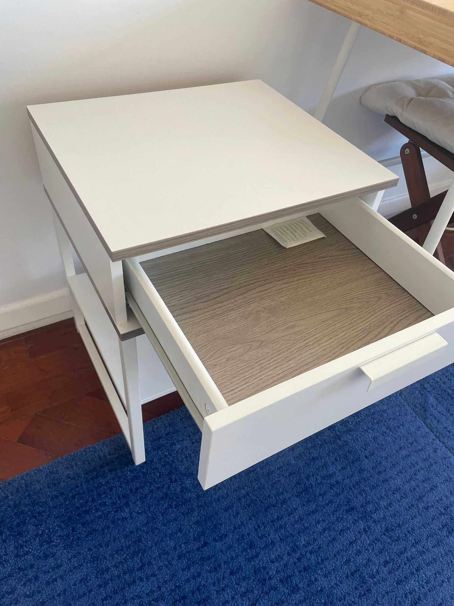 Mesa lateral para quarto