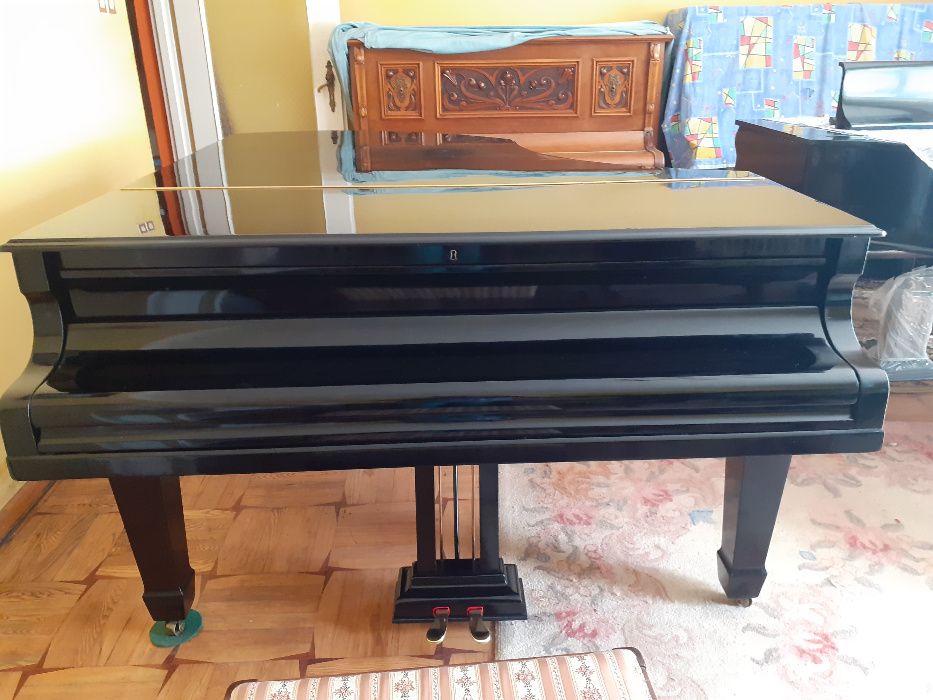 Fortepian czarny Neufeld - angielska mechanika.