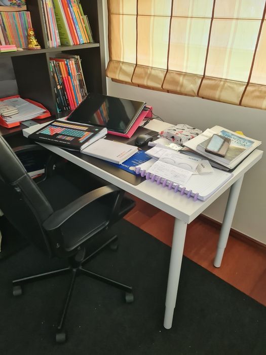 Conjunto de estante,mesa e cadeira