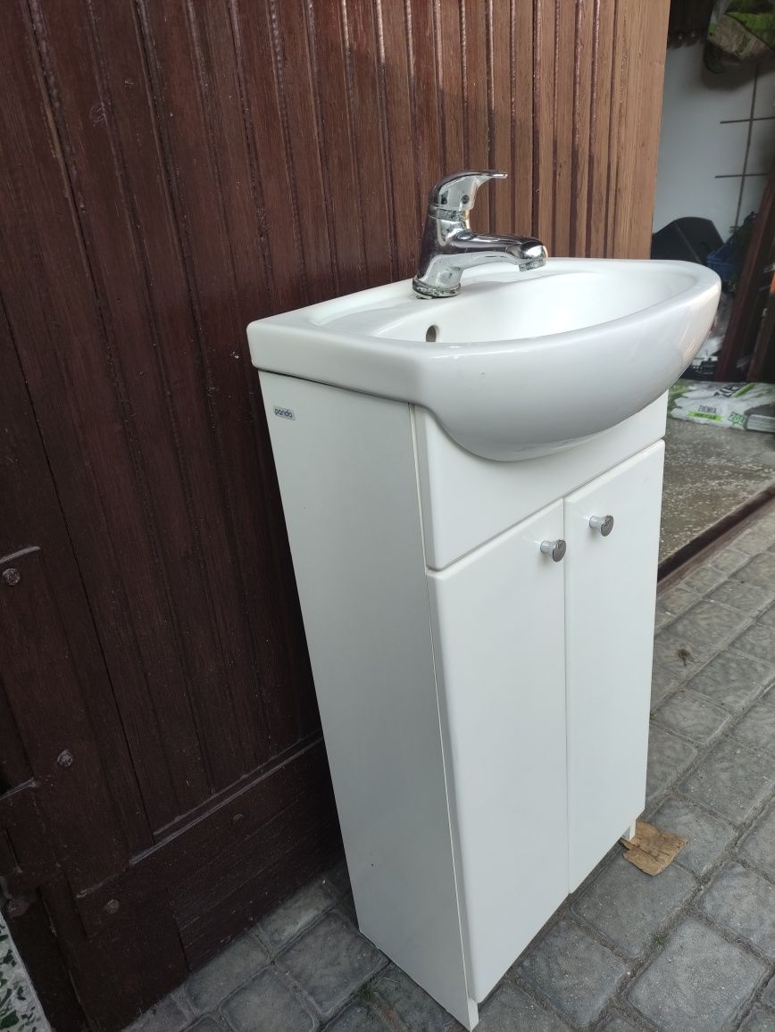 Umywalka z szafką i baterią