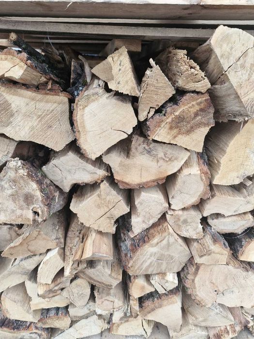 Рубані дрова в плиту котел сухі складені