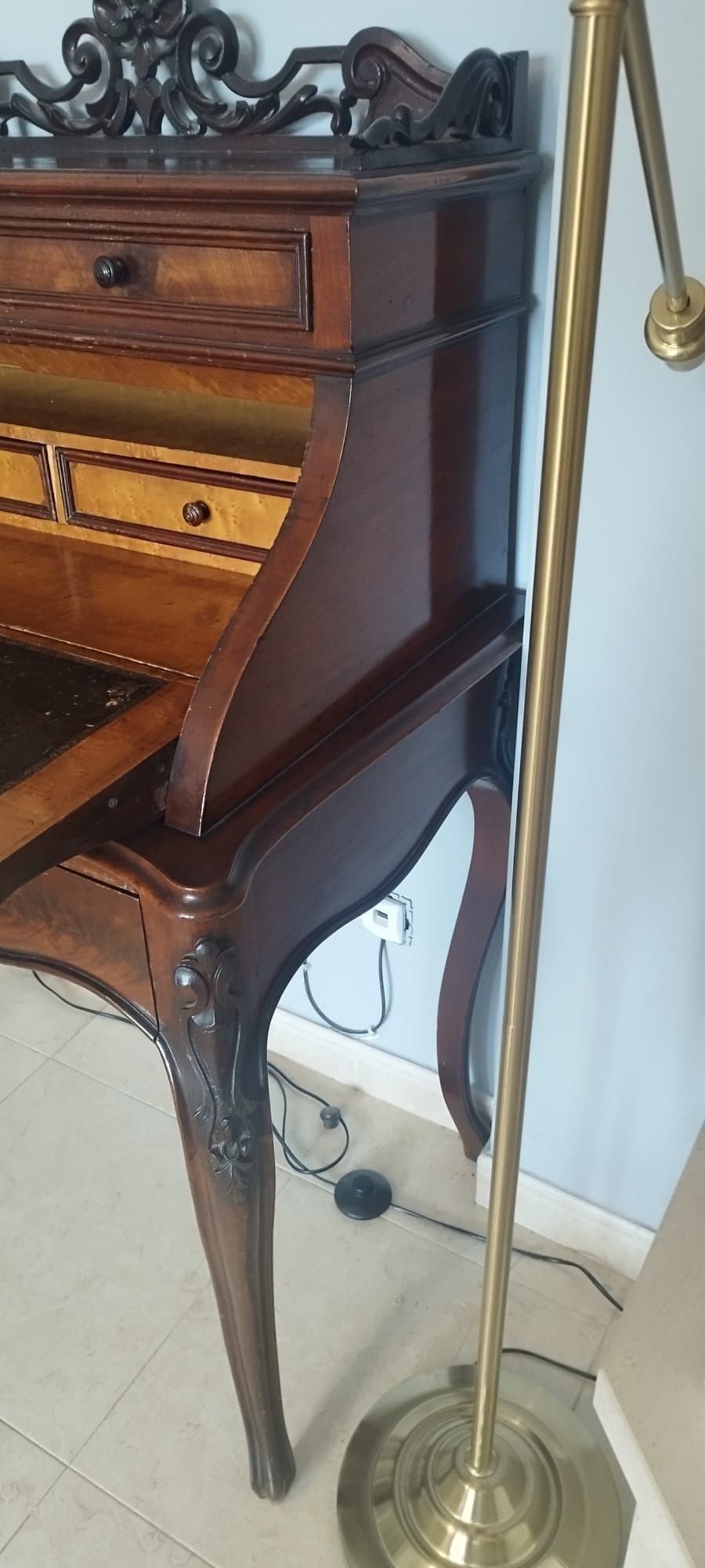 Escrivaninha antiga com cadeira em estilo romântico