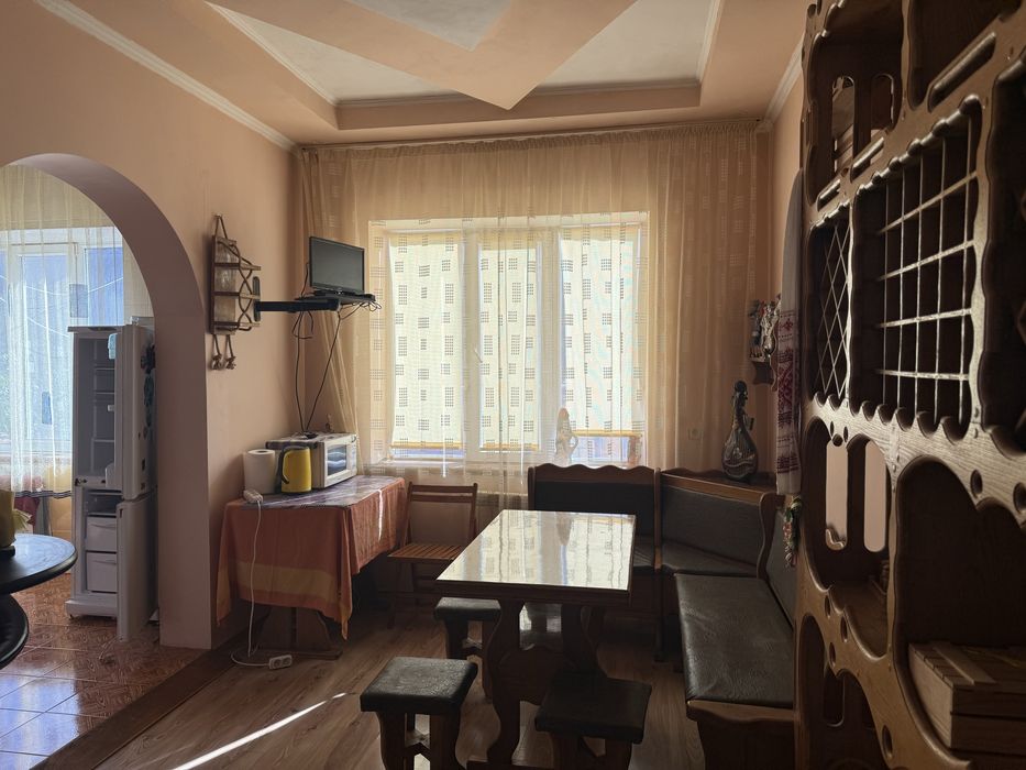 Житловий будинок поруч з річкою Південний Буг