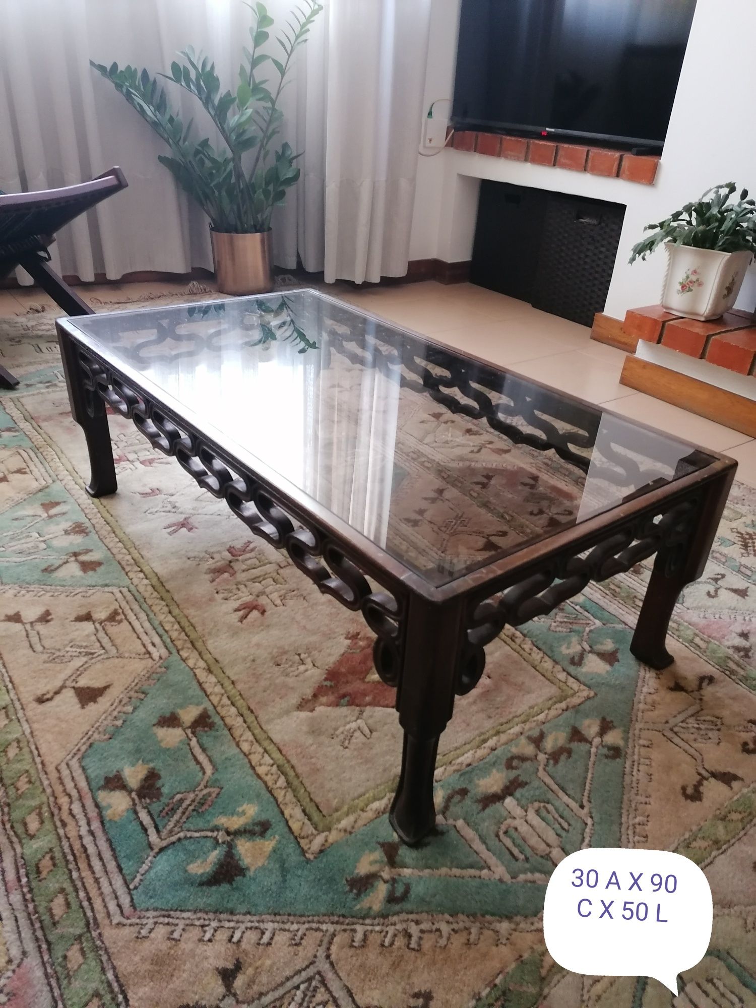 Mesa de centro em madeira e vidro