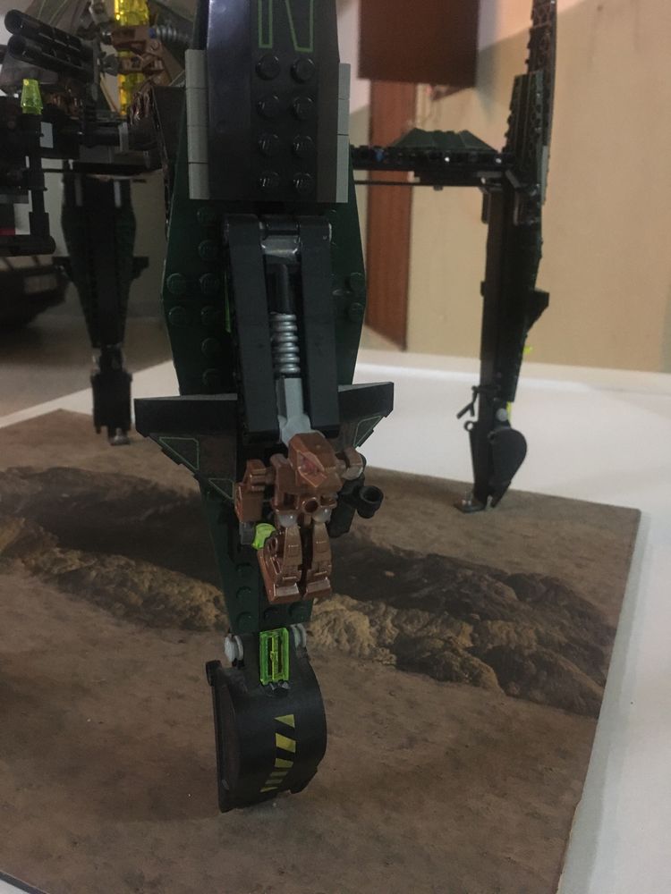 Lego striking venom