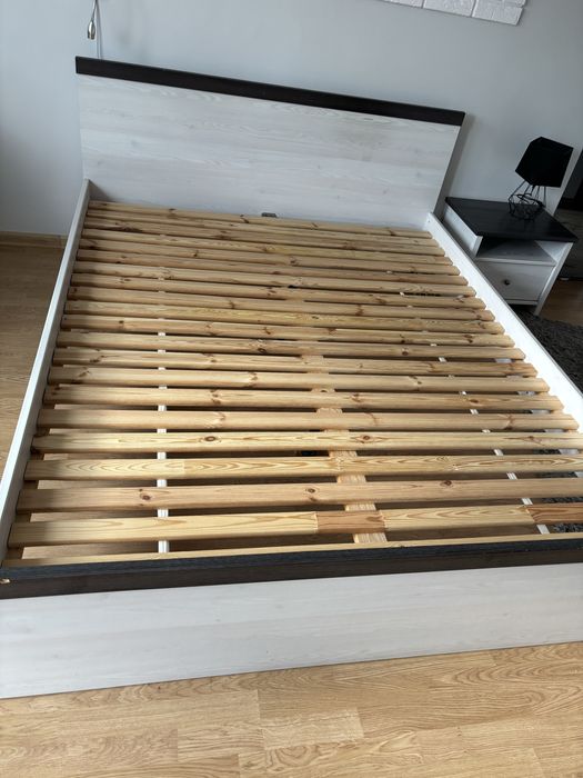 Lozko160x200 z materacem oraz stolikiem nocnym