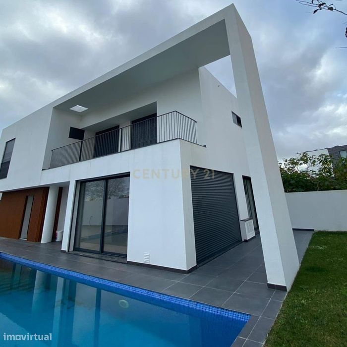 Moradia T4 em Carcavelos com Piscina
