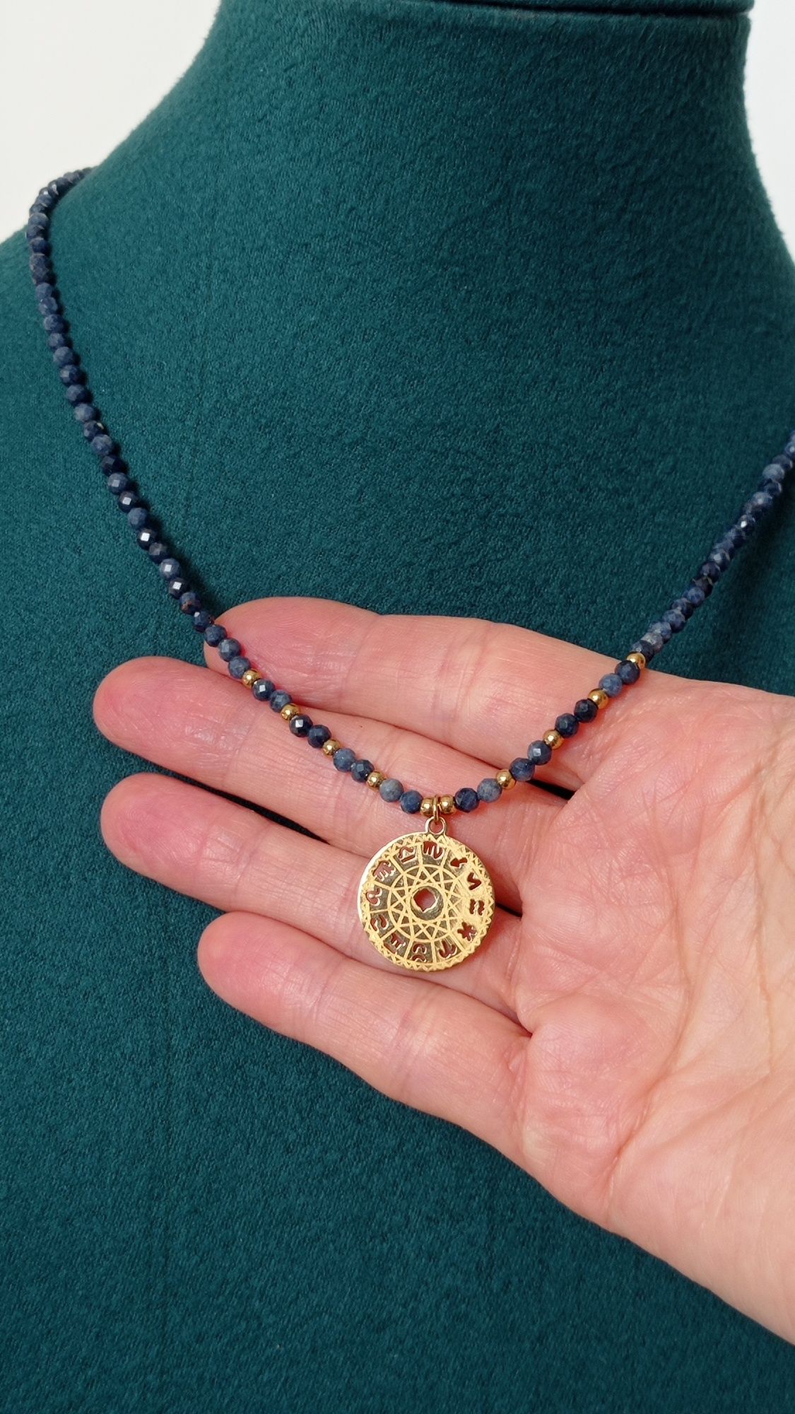 Naszyjnik z szafirów z zawieszką znaki zodiaku
