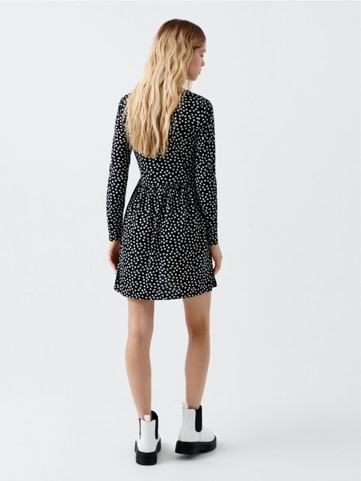 Візерунчаста сукня зі збіркою на талії. Сукня в горошок