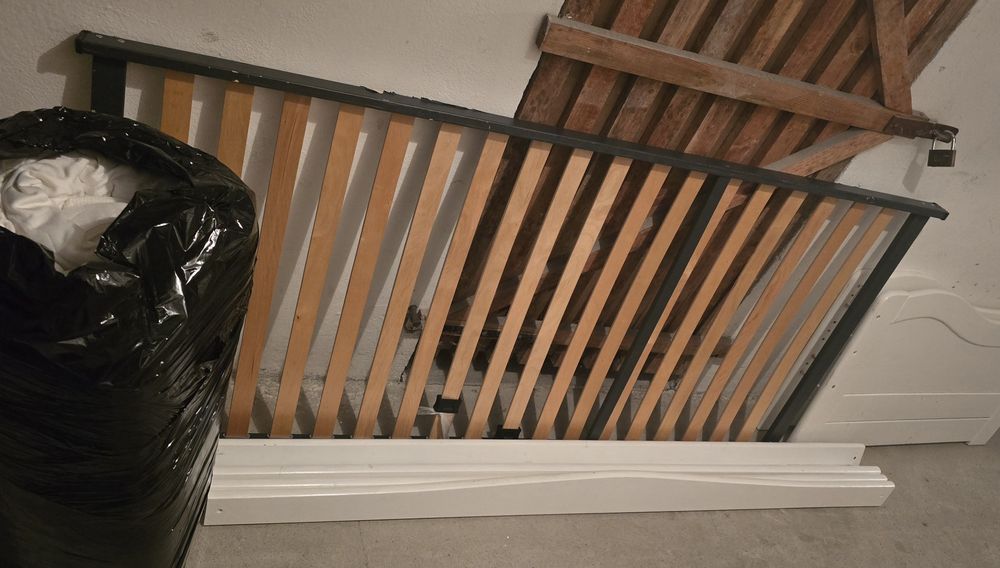 Łóżko z materacem