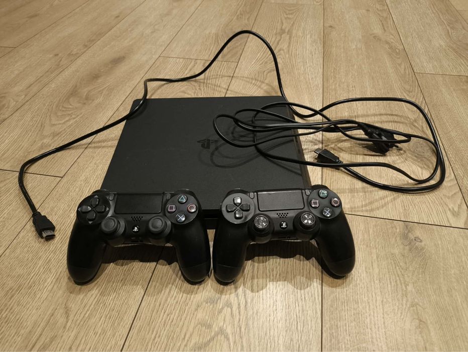 Playstation 4 slim + 2 pady
