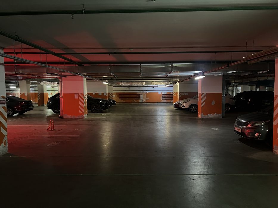 Оренда паркомісця у підземному паркінгу. Carnegie. Кловський узвіз, 7