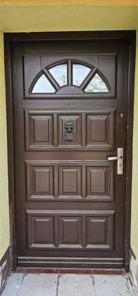 Drzwi zewnętrzene  drewniane do domu z ościeżnicą