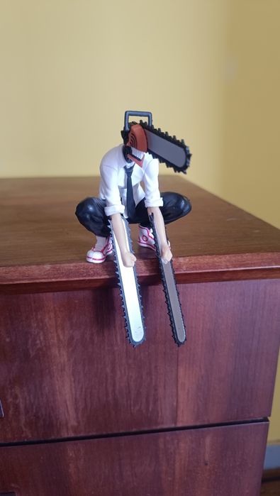 Action figura Chainsaw Man, com cerca de 14cm de altura. Feita e