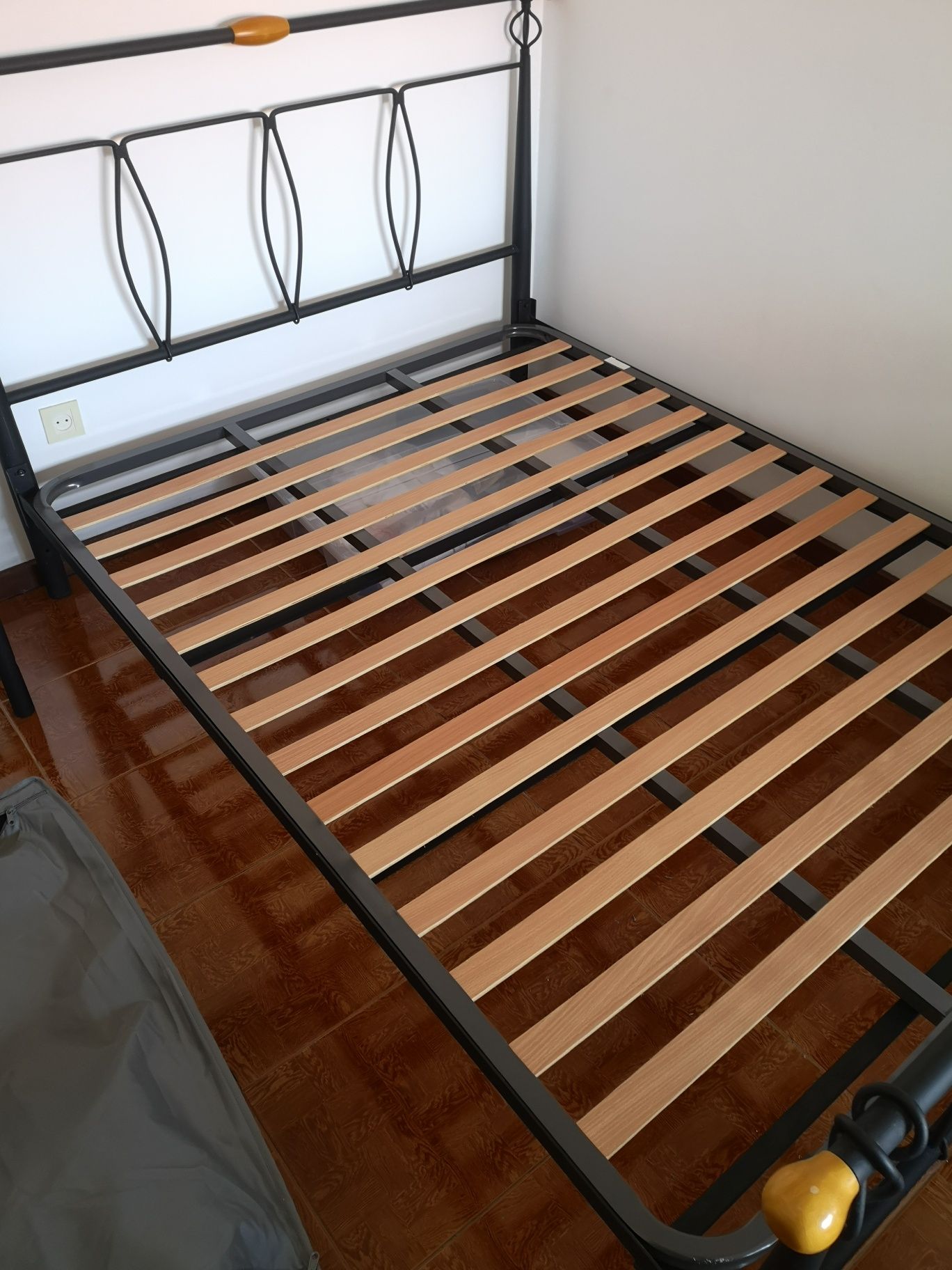 Cama com estrado e 2 cabeceiras
