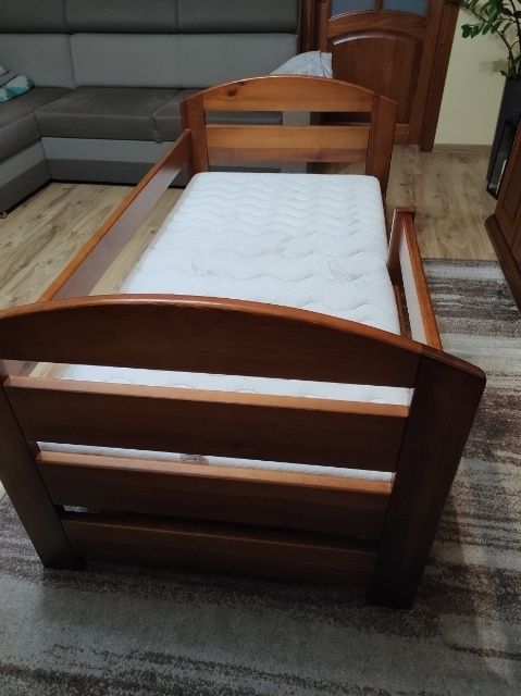 Drewniane, używane łóżko dziecięce