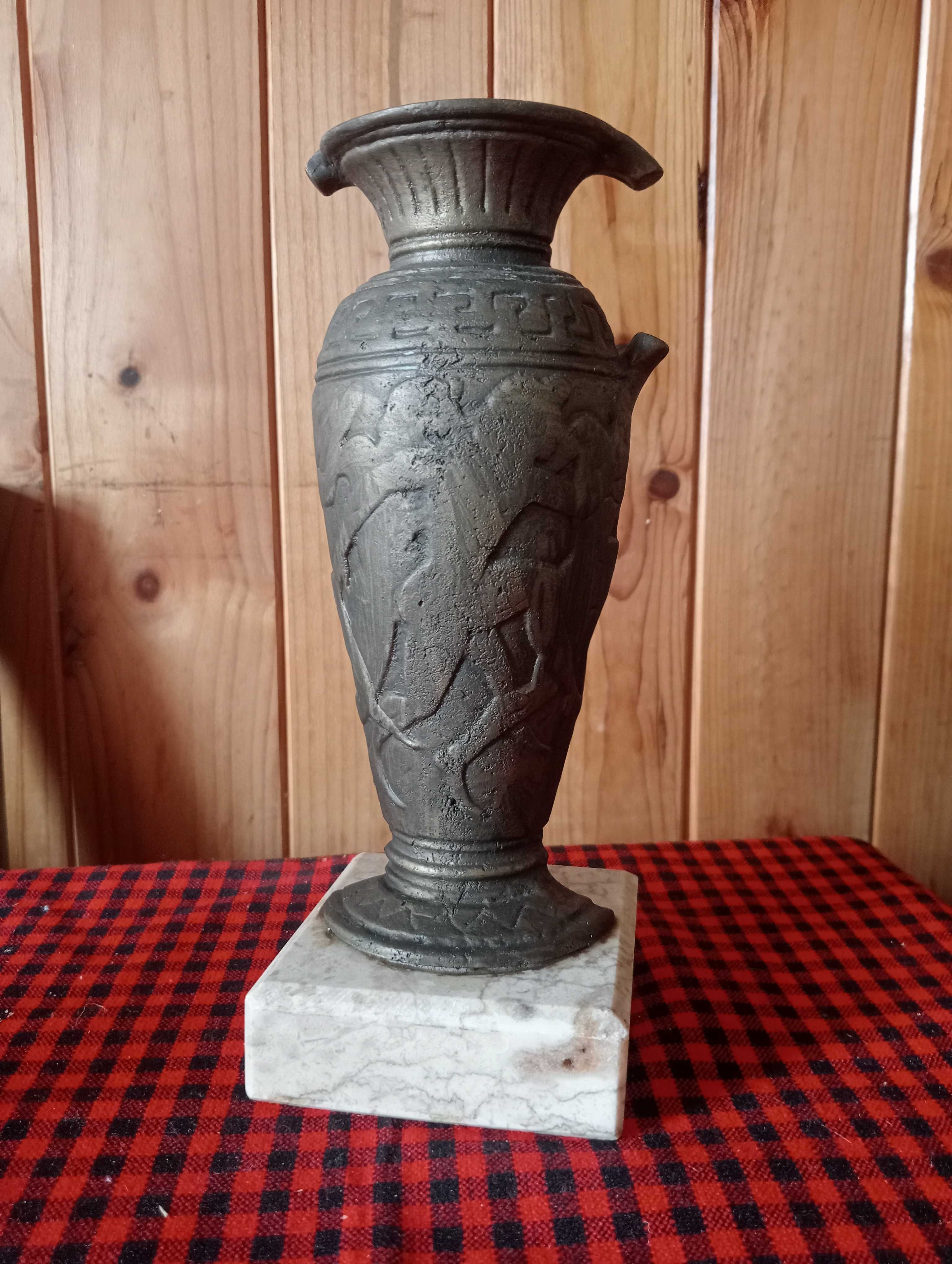 Escultura em latão.