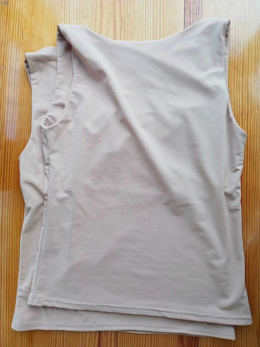 Бежевая майка нюд корректирующая нательная с м 10, гладкий трикотаж